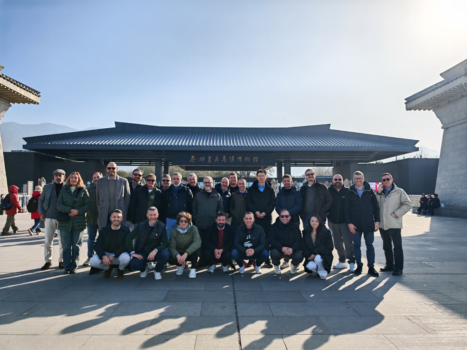 Foto di gruppo davanti al museo in Cina